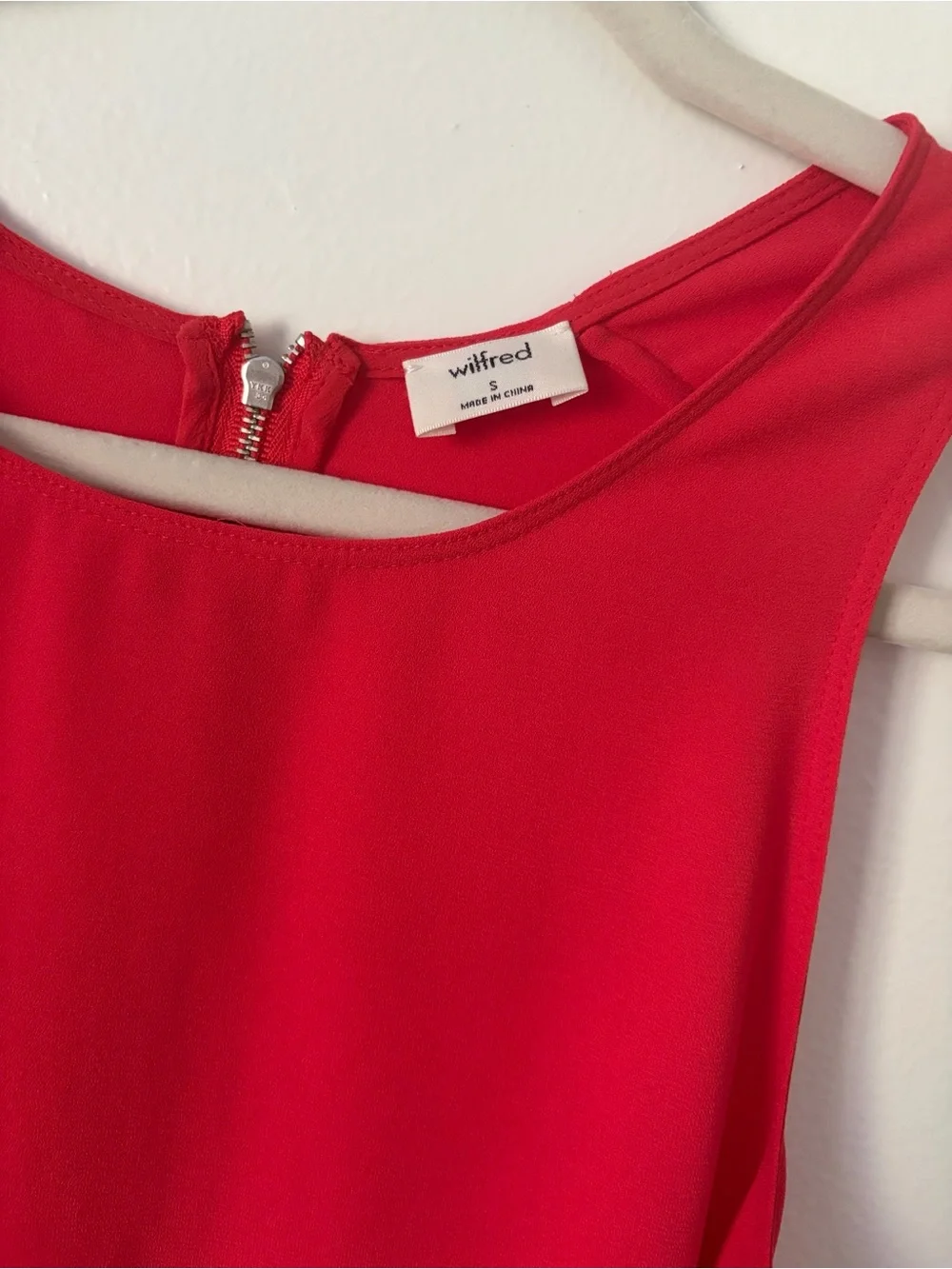Aritzia Wilfred Sevres Red
Sleeveless Blouse High Low Top
Women's Size Small - Picture 4 of 6